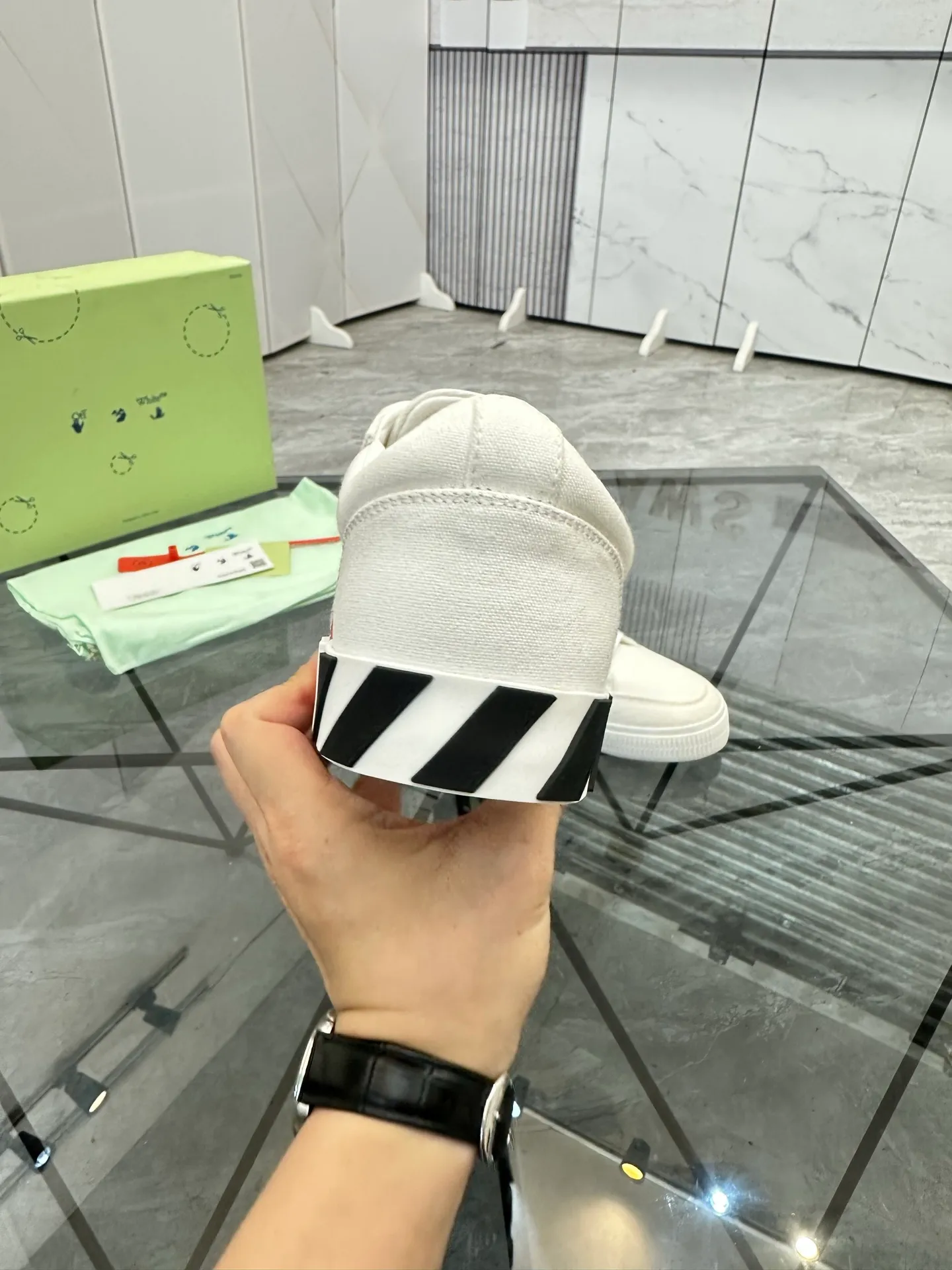 Selling men's shoes 💰: 💰P440¥ Product trademark: OFF WHITE *"OFF WHITE*" low-top casual shoes Regular size: 35-45 (can be customized to 46) Couple style Product materials: original material from the upper counter, breathable lining, original outsole. No.: H203